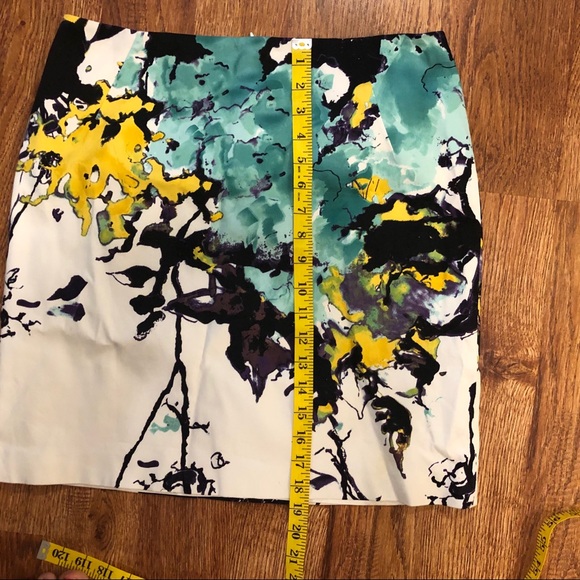 TAHARI Watercolor pencil Skirt. Lined beautiful color way - Picture 8 of 9